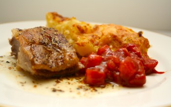Lambahryggur með kartöflugratíni og sætum tómötum