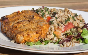 Tahinihjúpaðar lambakótilettur með  Byggpilaf