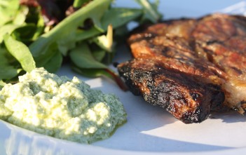Grilluð nautasteik með pestó-jógúrtsósu