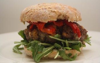 Megaborgari með klettasalati og grilluðum paprikum