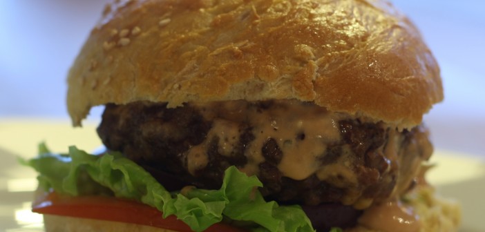 Ostborgari með dúndurgóðri hamborgarasósu