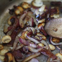 Rauðlaukur og sveppir steiktir