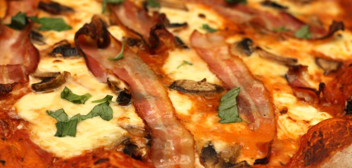 Pizza með beikoni, sveppum og þremur ostum