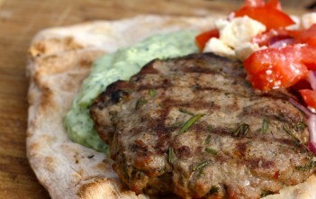 Geggjaður lambaborgari í Miðjarðarhafsstíl