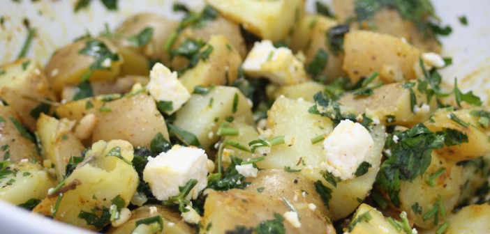Kartöflusalat með kryddjurtum, feta og furuhnetum